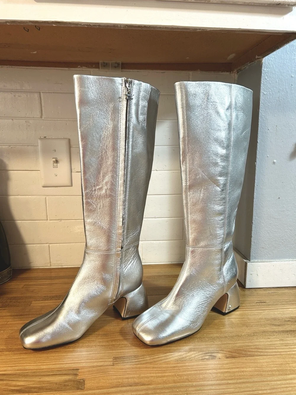 Circus by Sam Edelman shine these
